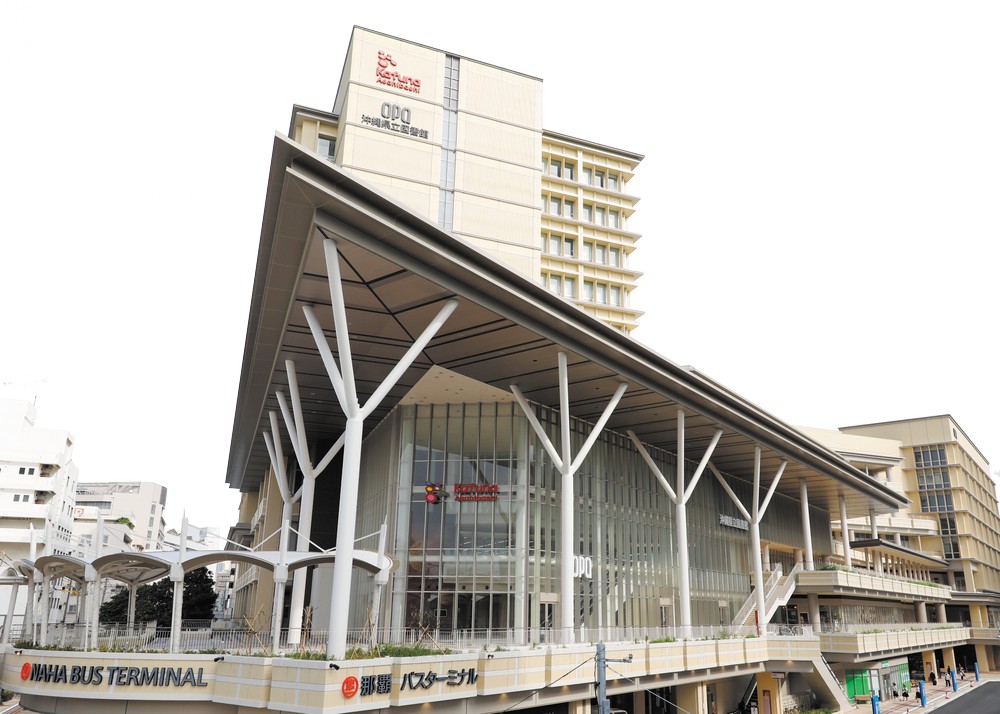 沖縄県立図書館が移転オープン 広い館内に沖縄関連資料も充実